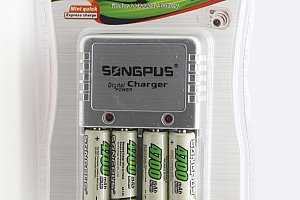 Nabíječka baterek + 4 nabíjecí baterie