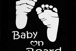 Samolepka na auto - Nožičky s nápisem Baby On Board a poštovné ZDARMA!