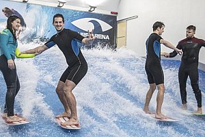 Nauč se surfing na tranažéru, včetně instruktáže, vybavení a videozáznamu jízdy. Surfejte po celý rok!