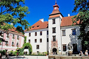 Jižní Čechy ve 4* hotelu v centru historické Třeboně se vstupem do lázní, vínem a polopenzí