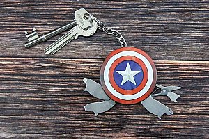 Multifunkční přívěsek na klíče Captain America