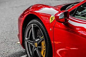 Jízda na okruhu v superautech včetně Ferrari 458 s palivem v ceně