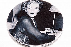 Kapesní kulaté zrcátko Marilyn Monroe Surprise kovové