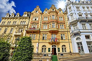 Karlovy Vary ve 4* hotelu s wellness procedurami, vstupem do bazénového komplexu, balíčkem slev a snídaní