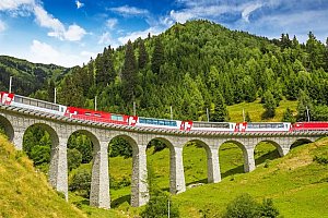 Švýcarské Alpy z nejkrásnější železnice světa v červnu