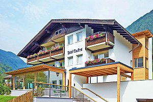 Zillertálské Alpy v rodinném hotelu s wellness neomezeně, každodenním vstupem do bazénového areálu, snídaní a vínem