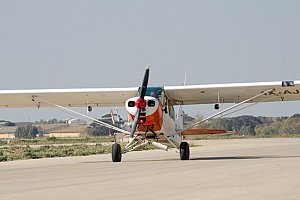 Let sportovním letadlem s možností pilotování letounu