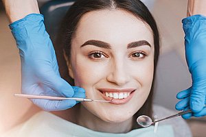 30minutová dentální hygiena a bělení zubů v ordinaci Fastum Dent v Praze