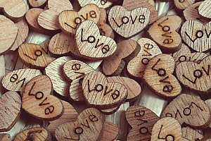 Dřevěná srdíčka LOVE - 100 kusů a poštovné ZDARMA!