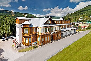 Populární Špindlerův Mlýn v luxusním 4* hotelu Sněžka se vstupem do wellness, zapůjčením vycházkových holí i polopenzí