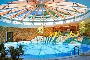Dudince v Hotelu Flóra s polopenzí, vstupem do bazénů i vířivky a masáží zad