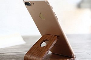 Dřevěný stojánek na mobil