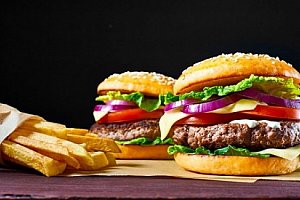 2x 250gramový hovězí burger s hranolkami v restauraci Plachetnice v Plzni