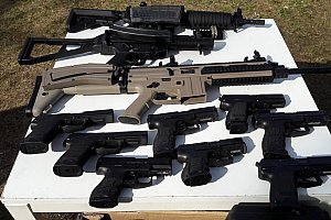 Švédský stůl plný nabitých zbraní