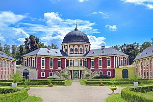 Romantické střední Čechy: horké i babí léto v zámku Veltrusy s projížďkou koňským povozem, prohlídkou zámku a polopenzí
