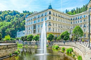 Karlovy Vary v Hotelu Petr *** se snídaní či polopenzí, vínem a bazénem