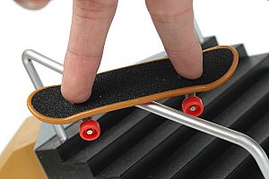 Prstový mini skateboard