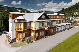 Hotel Sněžka**** ve Špindlu s polopenzí, wellness a lanovkou v ceně