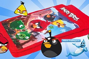Nafukovací postel s motivem Angry Birds se spacím pytlem