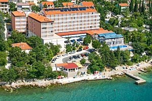 Chorvatsko: Hotel Mediteran *** 50 m od pláže s polopenzí a neomezeným bazénem