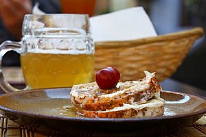 Hermelín a utopenec s chlebem i pivem pro 1 ve Švejk Restaurantu Strašnice v Praze