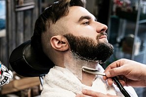 Střih nebo holení ve stylovém pánském barbershopu