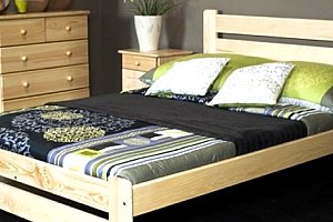 Kvalitní postele z masivního borovicového dřeva v různých provedení.