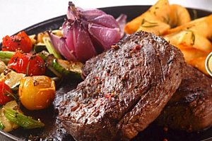 Steak včetně přílohy a dezertu pro 1 osobu ve Strašnicích