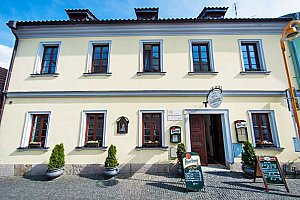 Pohádková romantika: jižní Čechy ve 4* hotelu v centru krásné Třeboně se vstupem do lázní, vínem a polopenzí