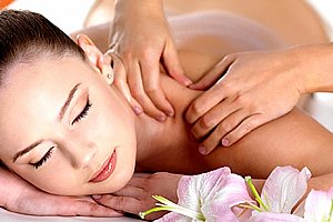 Hodinová relaxační masáž zad a šíje či masáž lávovými kameny nebo permanentka na 5 masáží.