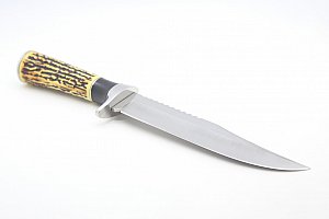 Lovecký nůž s kulatou rukojetí a pruhovaným vzorem