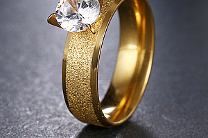 Zlatý prsten z pískované chirurgické oceli s lesklým zirkonem SR000037 Velikost: 6