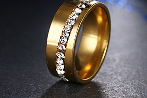 Zlatý prsten z chirurgické oceli se zirkony - Twisted style SR000041 Velikost: 7