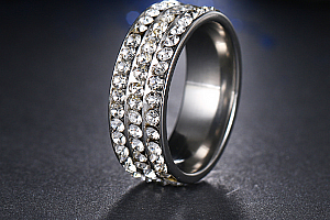 Stříbrný prsten z chirurgické oceli s malými zirkony čiré barvy- 8 mm SR000044 Velikost: 6
