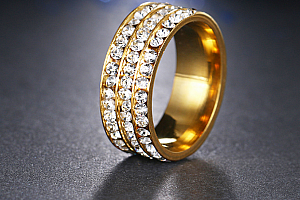 Zlatý prsten z chirurgické oceli s malými zirkony čiré barvy- 8 mm SR000045 Velikost: 7