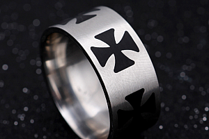 Masivní prsten z oceli s černými Maltézskými kříži SR000063 Velikost: 9