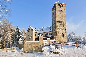Liberec: originální Hotel Liberecká výšina s polopenzí a vstupem na rozhlednu