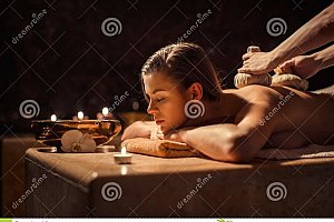 Ájurvédská masáž bylinkovými pytlíčky Brno 5.1.2019 - Ájurvédská indická masáž bylinnými pytlíčky je speciální a velmi příjemnou technikou masáže celého těla, která umožňuje proniknout díky bylinné esenci do krevního oběhu. Posiluje imunitní systém celého
