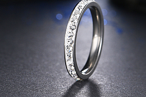 Decentní prsten z chirurgické oceli s malými zirkonky s bílým pozadím SR000049 Velikost: 6