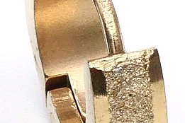 Malé kulaté náušnice z pískované chirugické oceli SE000080 Barva: Zlatá