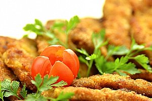 Kilo kuřecích řízečků s ošatkou chleba, zeleninovou oblohou a tatarskou omáčkou v Hospůdce U Fíčků.