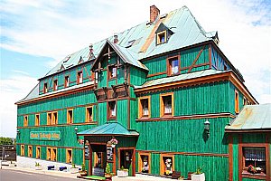 Krušné Hory aktivně: jedinečný hotel Zelený Dům v centru Božího Daru s polopenzí a zapůjčením Nordic walking holí