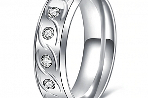Dámsky prsten s výrazným rýhováním zdobený zirkony z chirurgické oceli SR000093 Velikost: 7