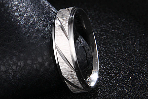 Prsten z broušené chirurgické oceli Stripy- stříbrný SR000104 Velikost: 8