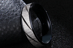 Prsten z broušené chirurgické oceli Stripy- černý SR000106 Velikost: 8