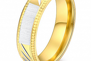 Prsten z rytím z chirurgické oceli Strips ve zlatém provedení SR000108 Velikost: 7