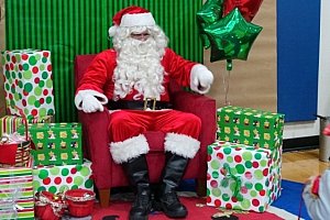 Santa do firmy - odměňte své zaměstnance a objednejte jim Santu nebo půvabnou modelku v santovském kostýmku
