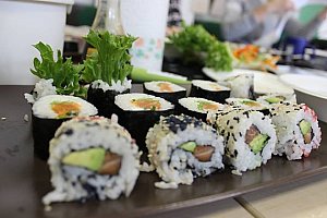 Zážitkový kurz přípravy sushi 26. března v Blansku - nejběžnější druhy sushi - Vše, co potřebujete vědět k přípravě sushi, se dozvíte na našem kurzu. Celkem si vytvoříte 26 kousků sushi a při závěrečné degustaci se dozvíte zajímavosti o stolování v Japons