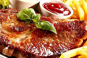 Hostina u Švejka pro 2 až 8 osob: steak, koleno, křídla, žebra, řízky a jiné + příloha a salát.