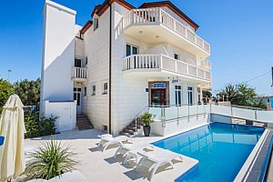 Chorvatsko: Hotel Villa Žarko **** u Splitu se snídaní, bazénem a 20 m od moře